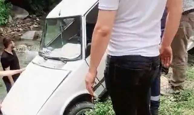 Direksiyon hakimiyeti kaybolan otomobil şarampole uçtu