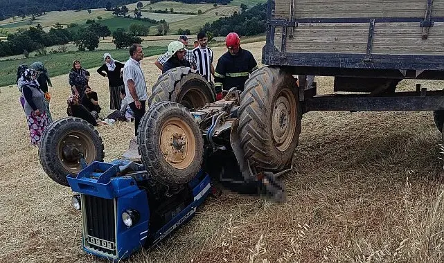 Traktörün altında kalan sürücü hayatını kaybetti, eşi ve kızı yaralandı