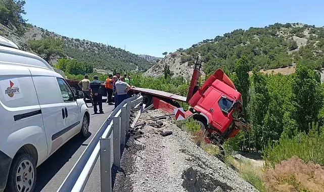 Malatya'da çekici bariyerlere çarparak askıda kaldı