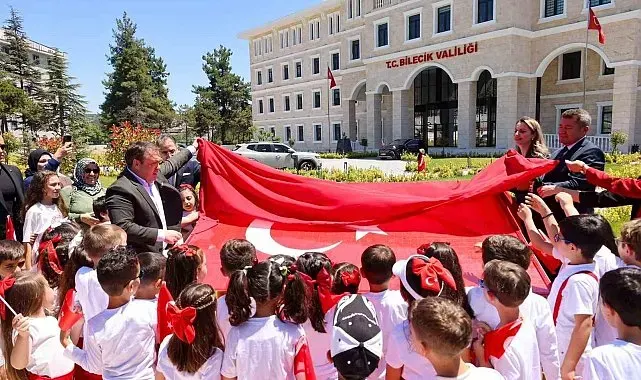 1071 öğrencinin emeğiyle hazırlanan mozaik Türk bayrağı açıldı