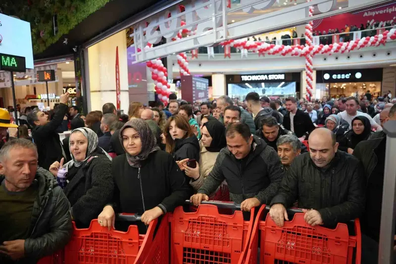 Ataşehir’deki Market Açılışında İndirim Kuyruğu Havadan Görüntülendi