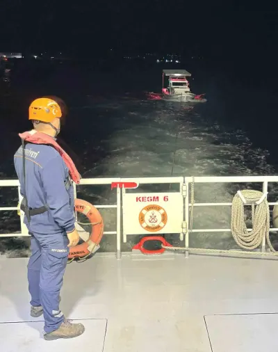 Çanakkale Boğazı’nda Sürüklenen Teknede Bulunan İki Kişi Kurtarıldı