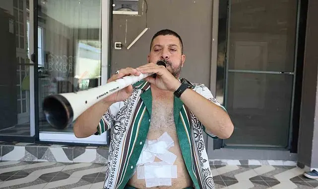 Ameliyattan çıkan hasta solunum egzersizini zurnası ile yaptı