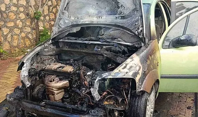 Park halindeki otomobil alev alev yandı