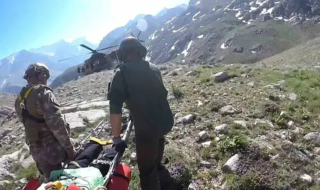 Aladağlar'da mahsur kalan dağcının kurtarılma anları kamerada