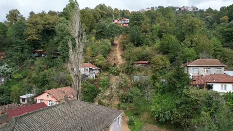 Zonguldak'ta Meydana Gelen Heyelan Ulaşım Yolunu Kapattı ve Elektrik Hattını Kopardı