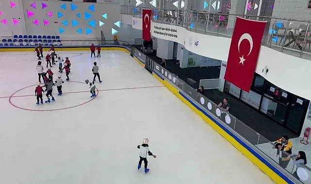 Van'da 30 derece sıcaklıkta buz pateni keyfi