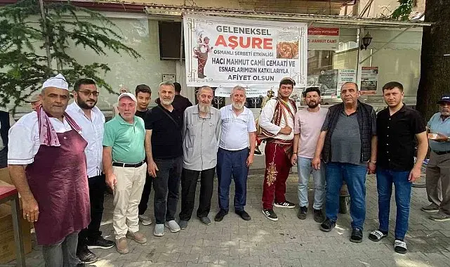 Cemaat ve esnaflar imece usulü ile hazırladığı 2 bin kap aşureyi dağıttı