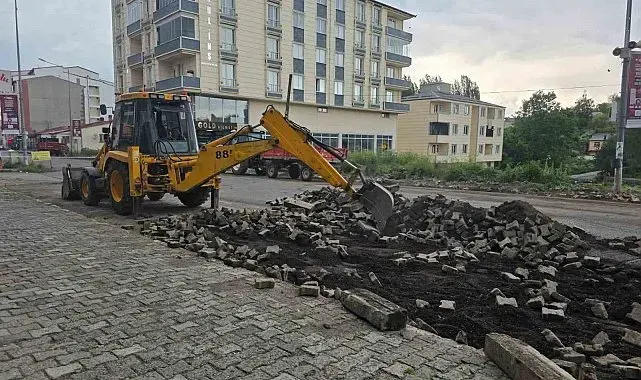 Belediye ekipleri kaldırım çalışmalarını sürdürüyor