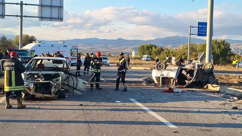 Çorum'da İki Otomobil Kavşakta Çarpıştı: Yedi Yaralı