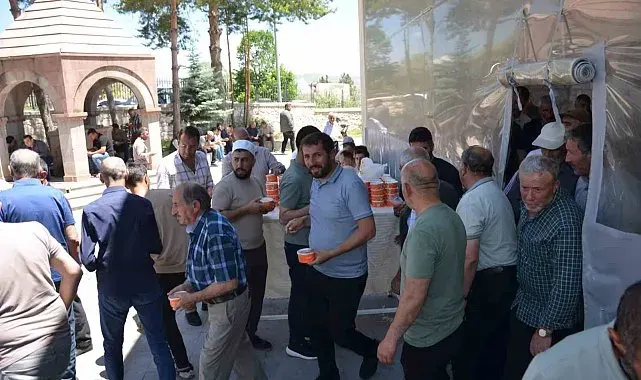 Tercan'da Muharrem ayı dolayısıyla cemaate aşure ikram edildi