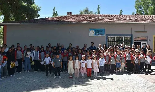 Tomarza'da protokol, öğrencilerin karne heyecanına ortak oldu