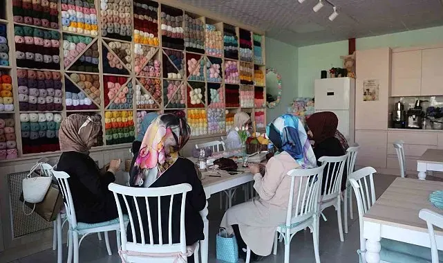 Kalabalıktan sıkıldılar, hayallerini örgü kafeyle gerçeğe dönüştürdüler