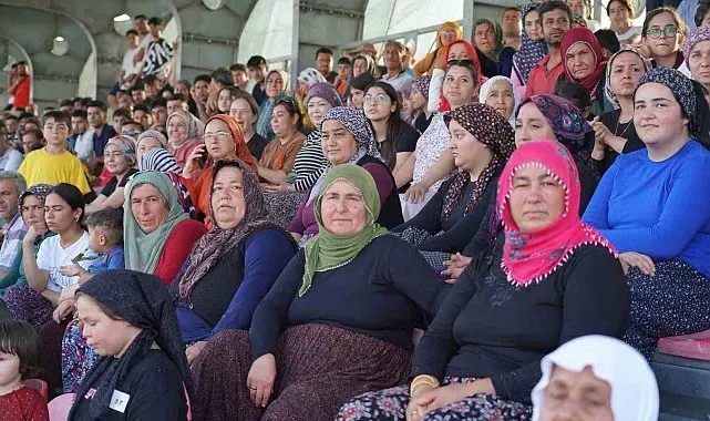 Kadınların ilgi gösterdiği futbol turnuvası başladı: Tepeler seyirciyle doldu