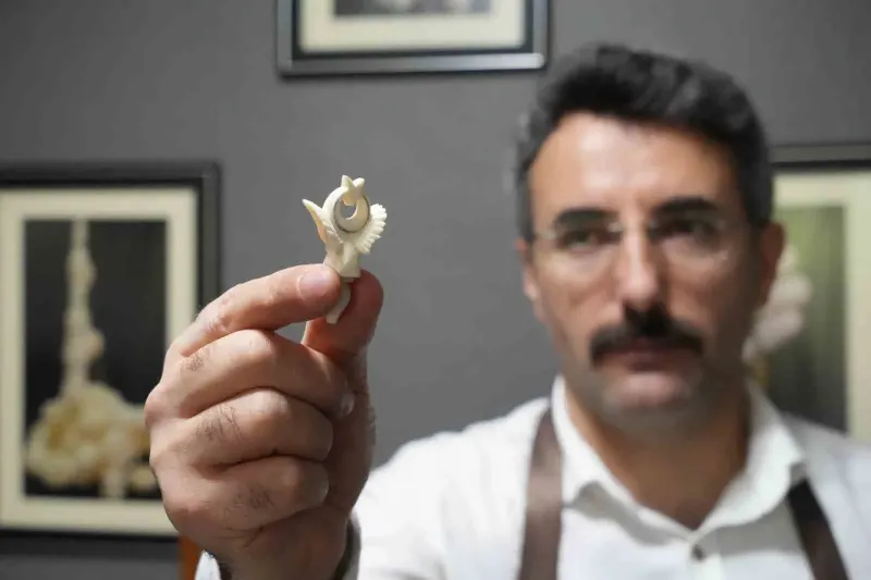 Erzurumlu Güvenlik Görevlisi Boş Zamanlarında Tespihleri Sanat Eserine Dönüştürüyor