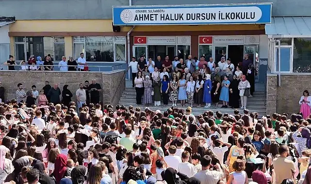 Sultanbeyli'de 37 yıllık öğretmene duygu dolu uğurlama: Öğrencilerinden konfetili sürpriz