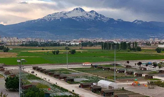 Büyükşehirin Doğal Ürünler Bahçesi'ne anlamlı ziyaret: TÜBİTAK 4004 projesiyle geleceğin çevrecileri yetişiyor