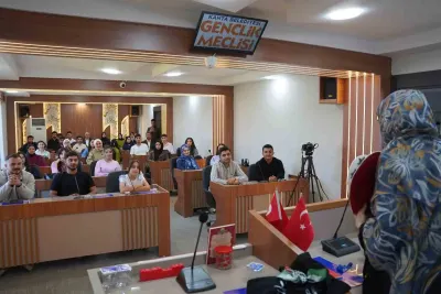 Kahta Belediyesi Gençlik Meclisi Yazar Mine İzgi İle Buluştu
