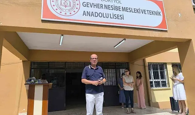 Öğrencilerinden helallik alarak emekliye ayrılan 38 yıllık öğretmene alkışlı veda