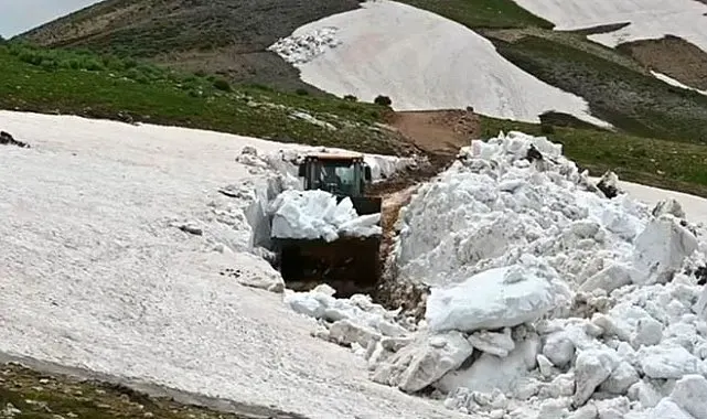 Bitlis'te karla mücadele sürüyor