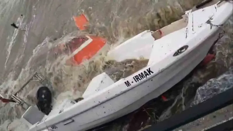 Bursa Gemlik ve Kumla Sahili’nde Batan Tekneler Vinçle Çıkarılıyor