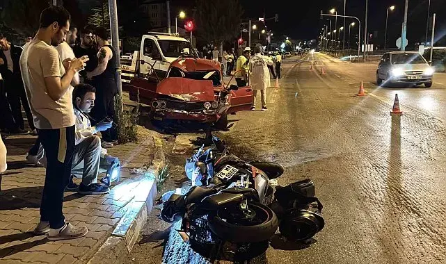 Kırmızı ışık ihlali felaket getirdi: Otomobilin çarptığı motosikletli ağır yaralandı