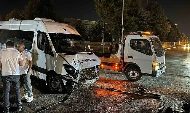Bursa'da servis minibüsü refüje çıktı: 1 yaralı
