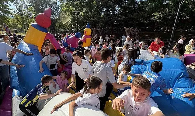 Tosya'da karnesini alan çocuklar yılın stresini şenlikte attı