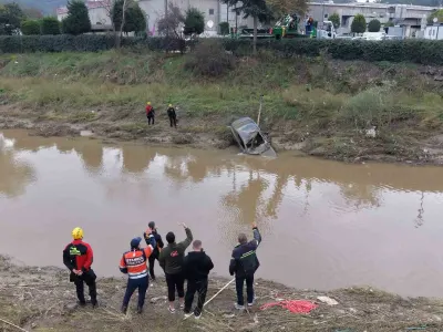 İstanbul Ayazağa'da Selin Sürüklediği Otomobil Cendere Deresi'nden Çıkarıldı