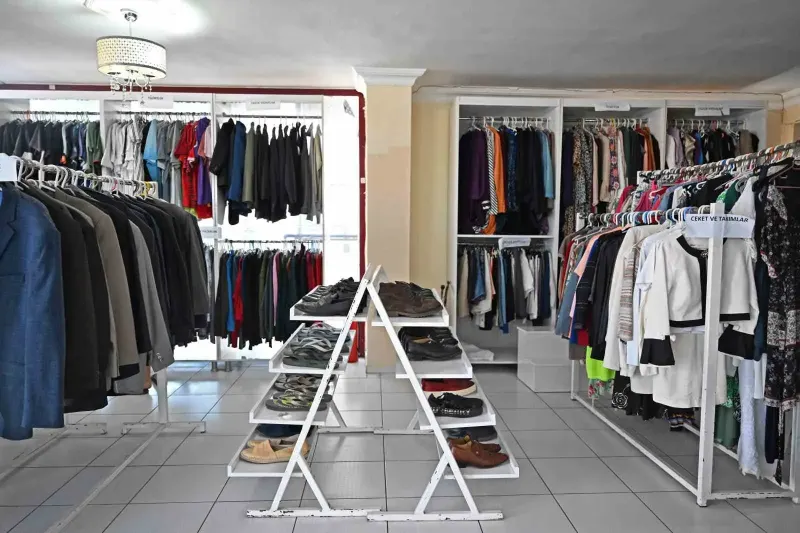 Antalya Büyükşehir Belediyesi Sosyal Yardım Merkezi İhtiyaç Sahiplerine Destek Oluyor
