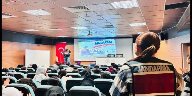 Şırnak'ta Üniversite Öğrencilerine Madde Bağımlılığı Eğitimi Verildi