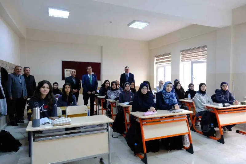 Yıllar Önce Öğrencisi Olduğu Okula Rektör Olarak Geri Döndü