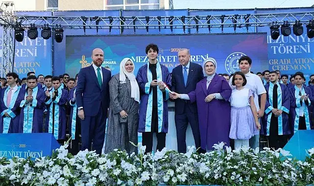 Cumhurbaşkanı Erdoğan, torunu Ömer Tayyip Erdoğan'a diplomasını takdim etti