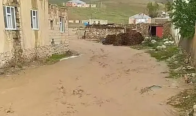 Başkale'de sağanak sonucu sel meydana geldi