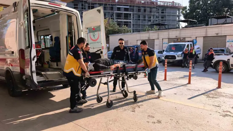 Bursa'da Ampul Değiştirmek İsteyen İş Yeri Sahibi Merdivenden Düşerek Yaralandı