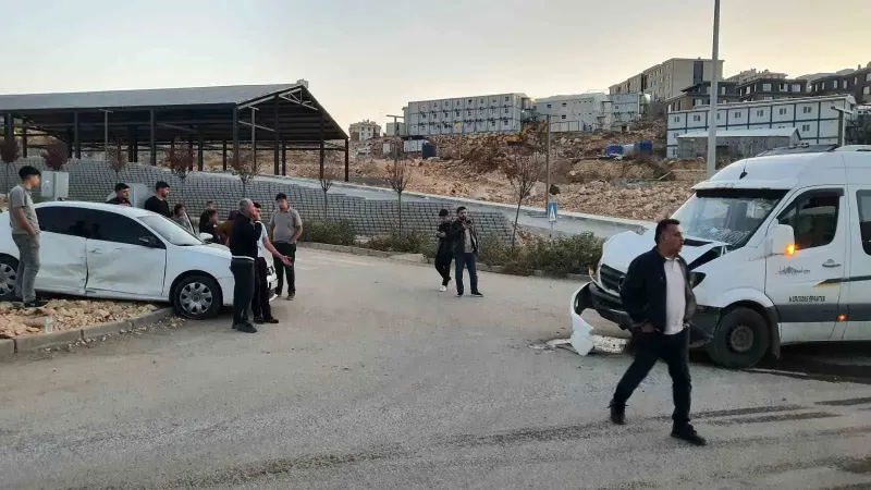 Adıyaman Merkezde Otomobil Ile Minibüs Çarpıştı: 4 Kişi Yaralandı