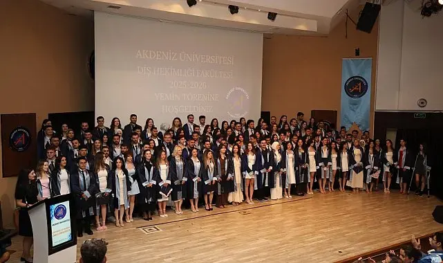 Akdeniz Üniversitesi'nde diş hekimleri mezun oldu