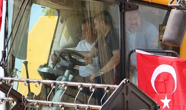CHP Grup Başkanı Özel, Diyarbakır'da biçerdöverle buğday biçti