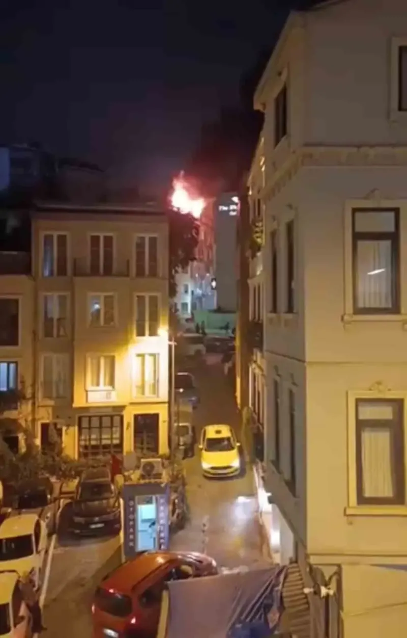 Beyoğlu'nda Altı Katlı Binanın Çatısında Çıkan Yangın Korkuttu