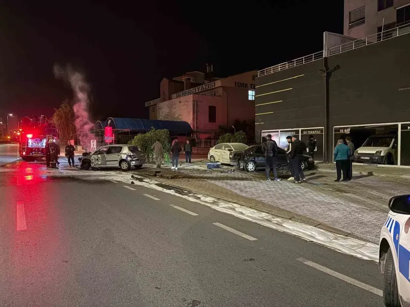 Kayseri'de Kontrolden Çıkan Otomobil Park Halindeki Araçlara Çarparak Yandı: İki Yaralı