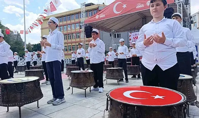 Hatimle pişirilen aşureler vatandaşlara dağıtıldı