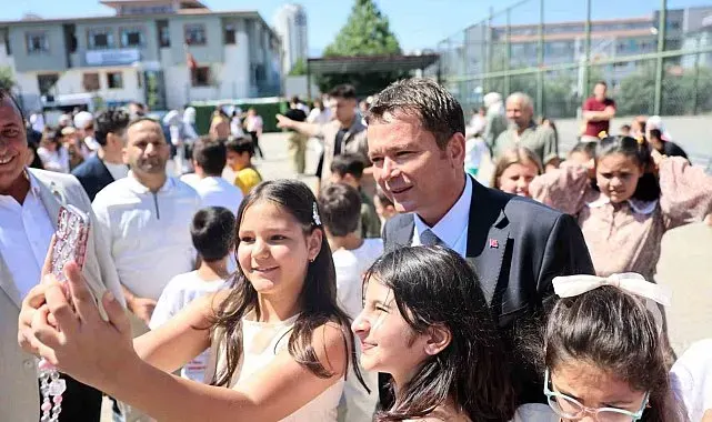 Başkan Erkan Aydın öğrencilere karnelerini verdi