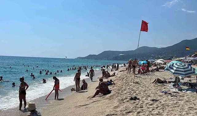 Alanya'da hava 32, deniz 26 dereceyi gördü, turistler sahillere akın etti