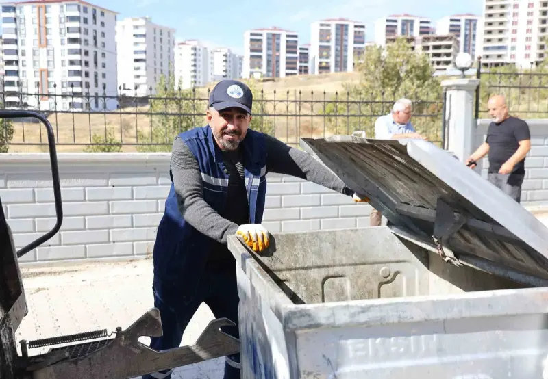 Elazığ'da Temizlik İşçisi Bulduğu 600 Bin Liralık Çantayı Sahibine Ulaştırdı