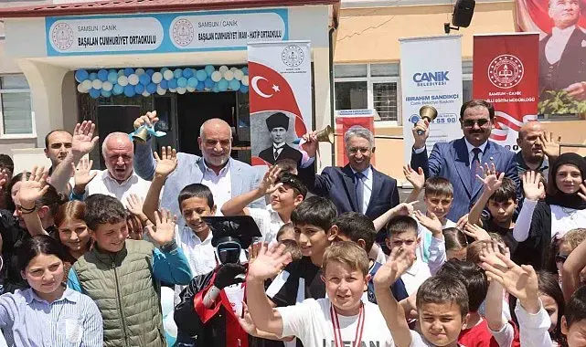 Başkan Sandıkçı, öğrencilerin karne heyecanına ortak oldu