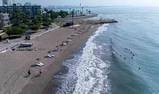 Mezitli Belediyesinden sahillerde ücretsiz şezlong hizmeti