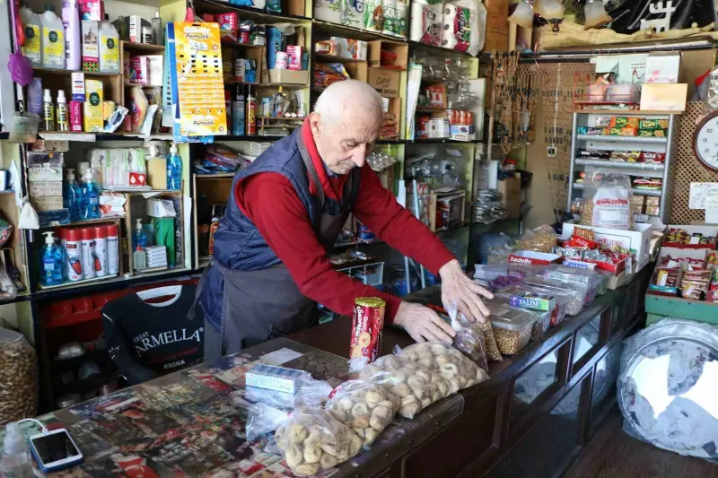 Karabük’te 80 Yaşındaki Adam 62 Yıllık Dostunun Hatırasını Bakkalda Yaşatıyor