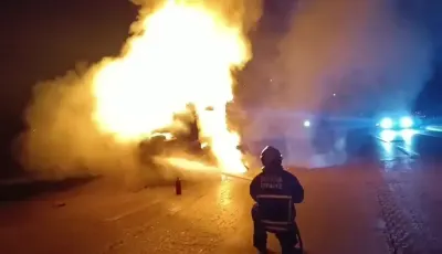 Adana'da Seyir Halindeki Tır Alev Alev Yandı
