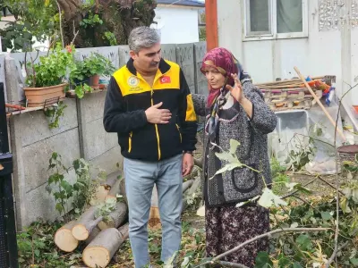 Düzce Yayakbaşı Köyünde Evin Üzerine Devrilen Ağaç Kaldırıldı