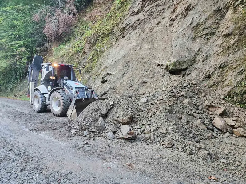Düzce'de Heyelan Nedeniyle Kapanan Köy Yolu Ulaşıma Açıldı